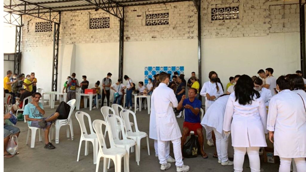 Fametro atende pessoas em situação de rua em ação social no Centro de Manaus Fametro realiza ação social para pessoas de rua