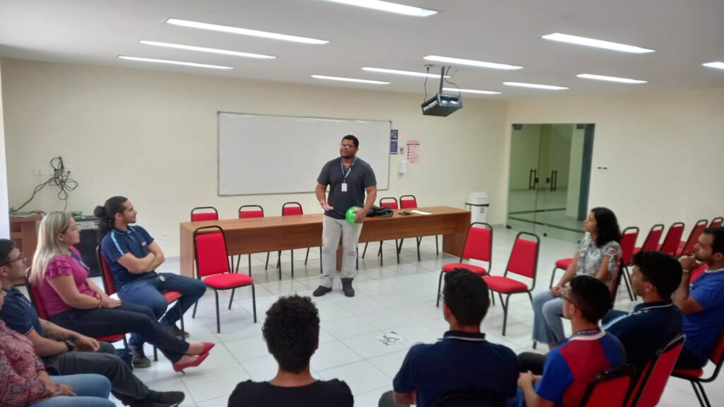 Fametro Leste implementa projeto de apoio à saúde mental dos colaboradores Imagem mostra roda de conversa do projeto de saúde mental da Fametro Leste