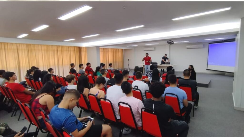 Imagem mostra palestra em homenagem ao dia do profissional da educação física