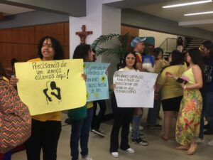 Alunos da Fametro fizeram um corredor de abraços para quem chegava na unidade