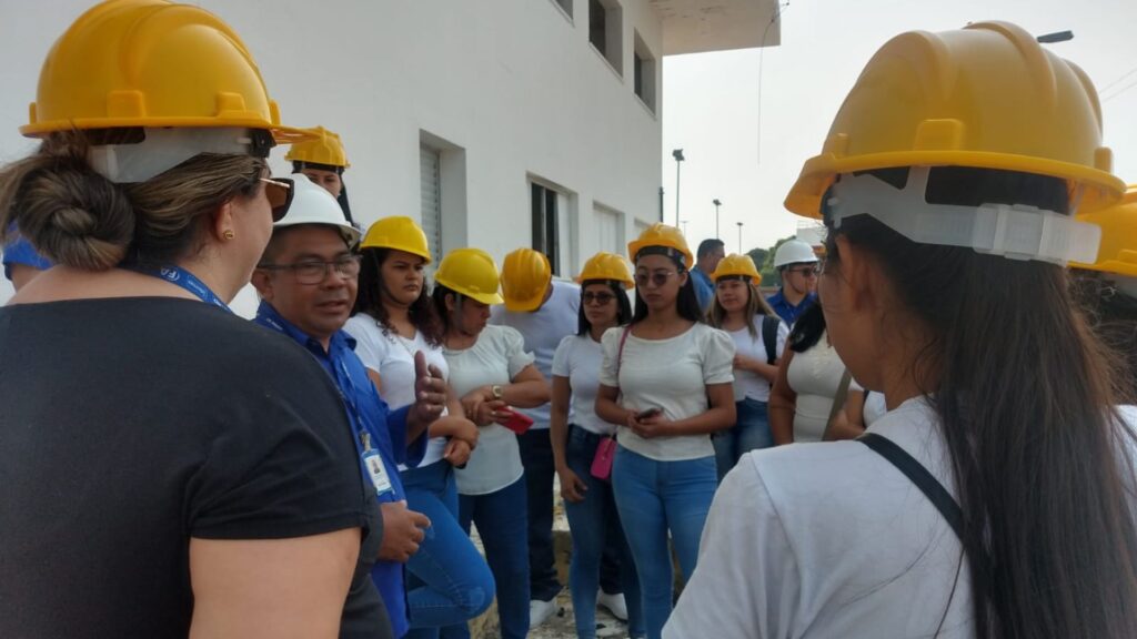 Alunos de Enfermagem Fametro Norte visitam estação de água