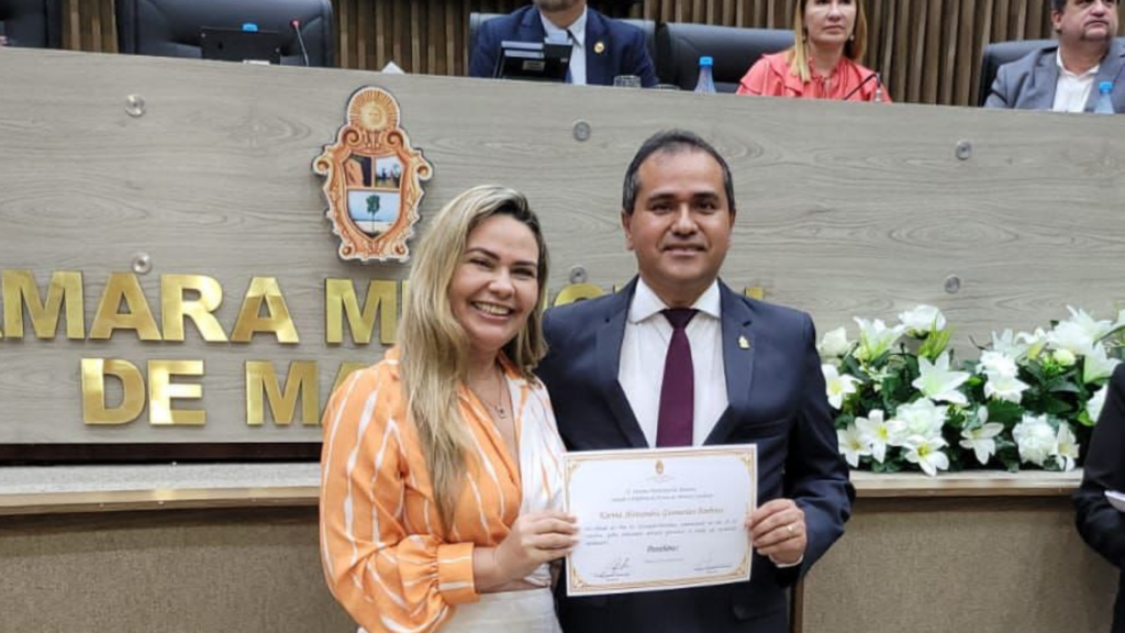 Karina Guimarães, coordenadora de odontologia da Fametro, foi homenageada na Câmara Municipal de Manaus