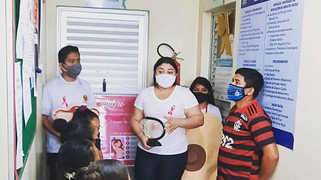 Estudantes de Radiologia da Fametro orientam sobre câncer de mama
