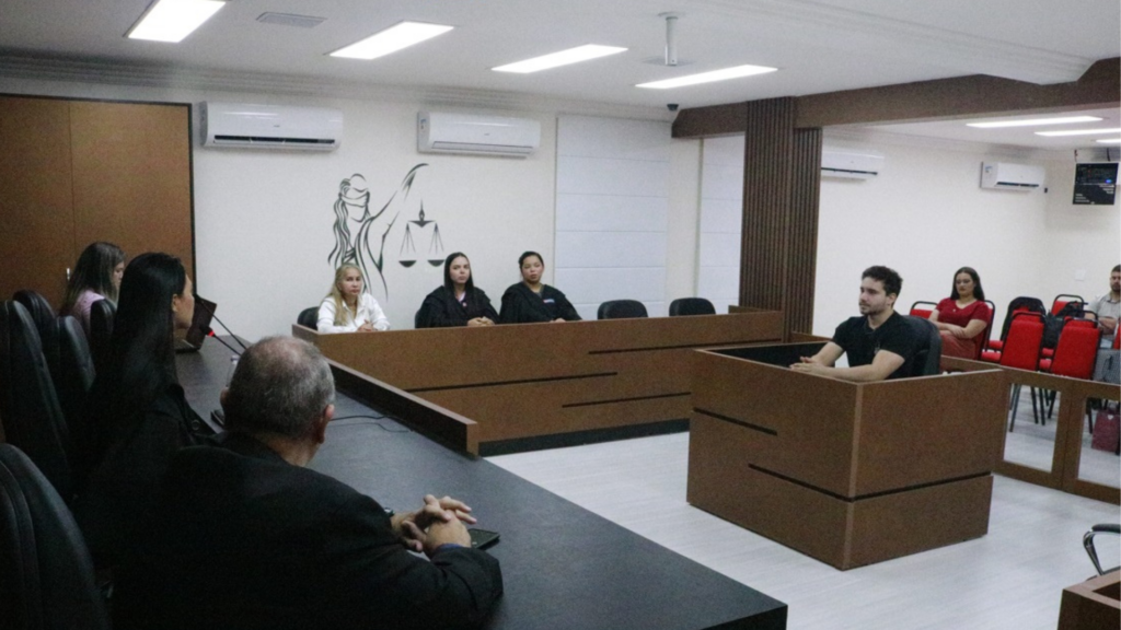 Alunos de Direito da Fametro realizam primeira atividade em laboratório que simula tribunal Curso de Direito tem laboratório que simula tribunal