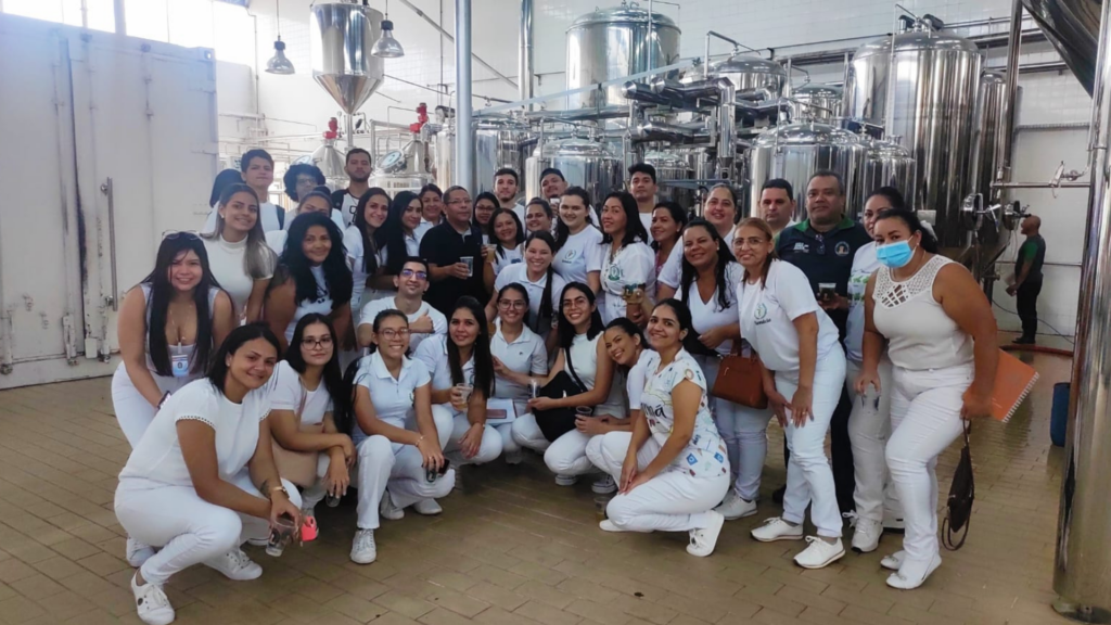 Estudantes de Farmácia participam de visita técnica em fábrica de cerveja Curso de Farmácia