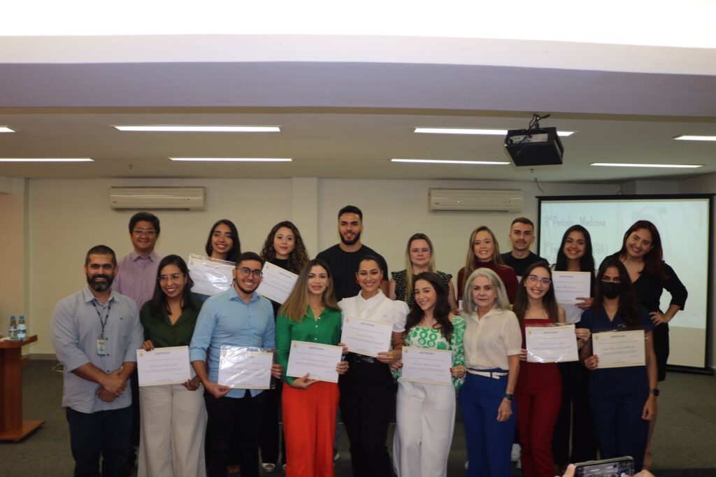 Alunos de medicina recebem certificado de honra ao mérito na unidade 5