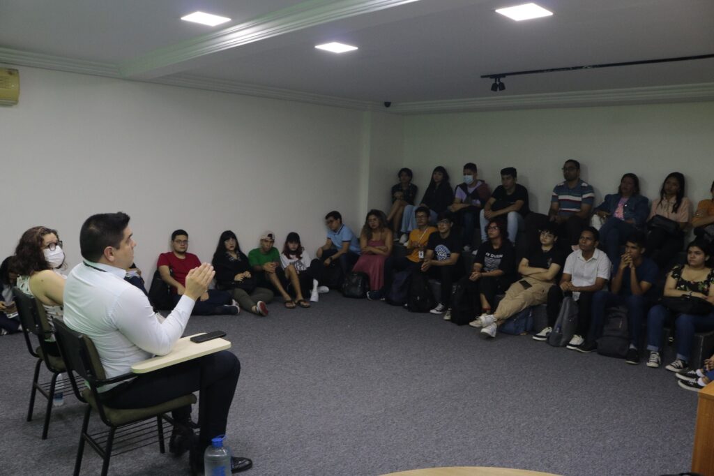 Fametro realiza recepção para calouros de Jornalismo com presença de Clayton Pascarelli Recepção para calouros contou com a presença do jornalista Clayton Pascarelli