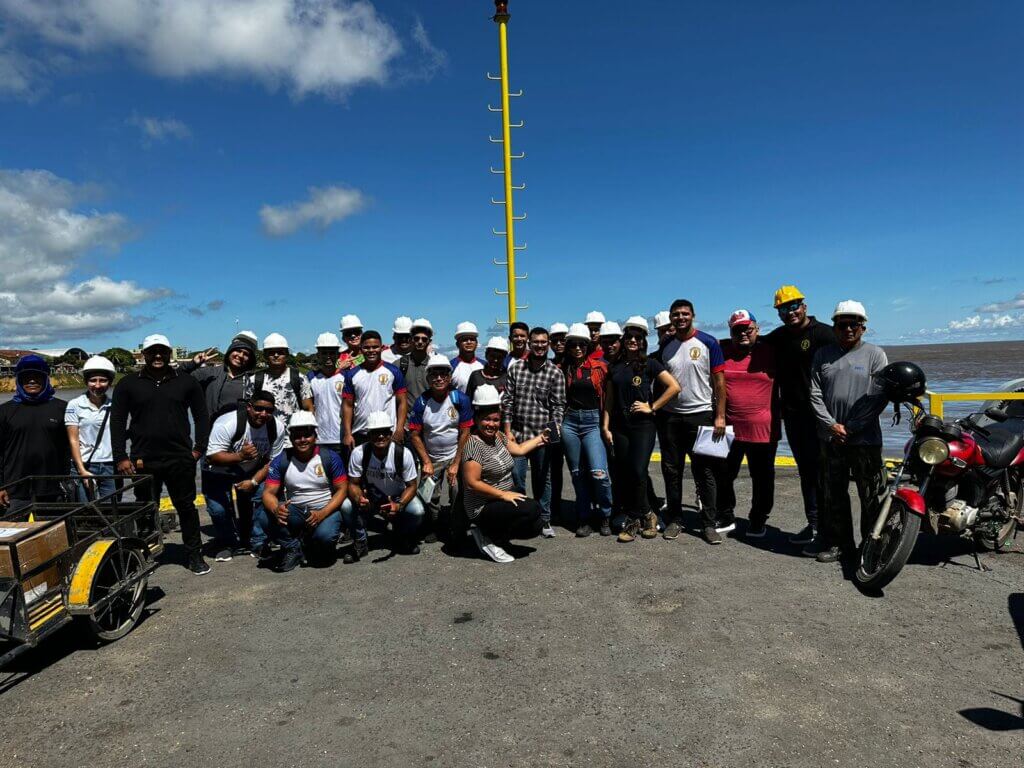 Alunos visitaram o porto de Parintins