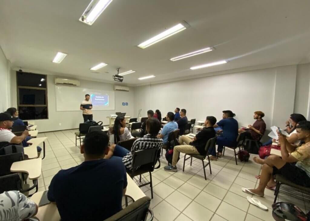 Estudantes se aproximam da docência através de atividades de ensino