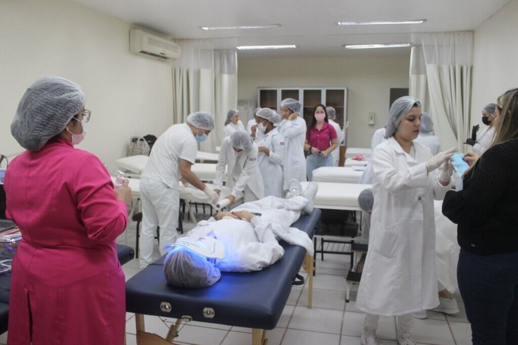 Semana acadêmica de Estética e Cosmética é realizada com minicursos e palestras curso estética e cosmetica e fametro minicurso semana academica