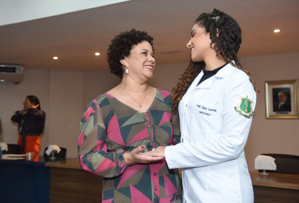 Fametro realiza Cerimônia do Jaleco para alunos de Medicina a caminho do internato alunos de medicina recebem jaleco a caminho do internato