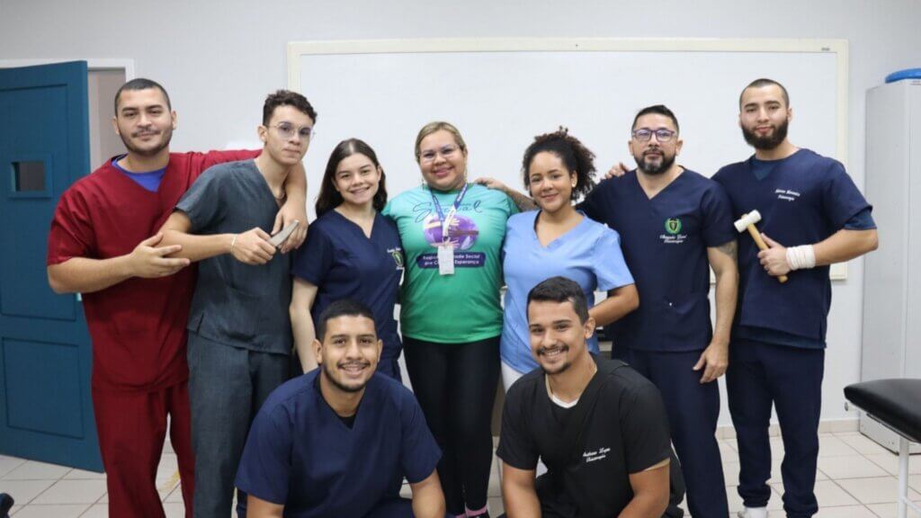 alunos de fisioterapia e coordenadora Bárbara