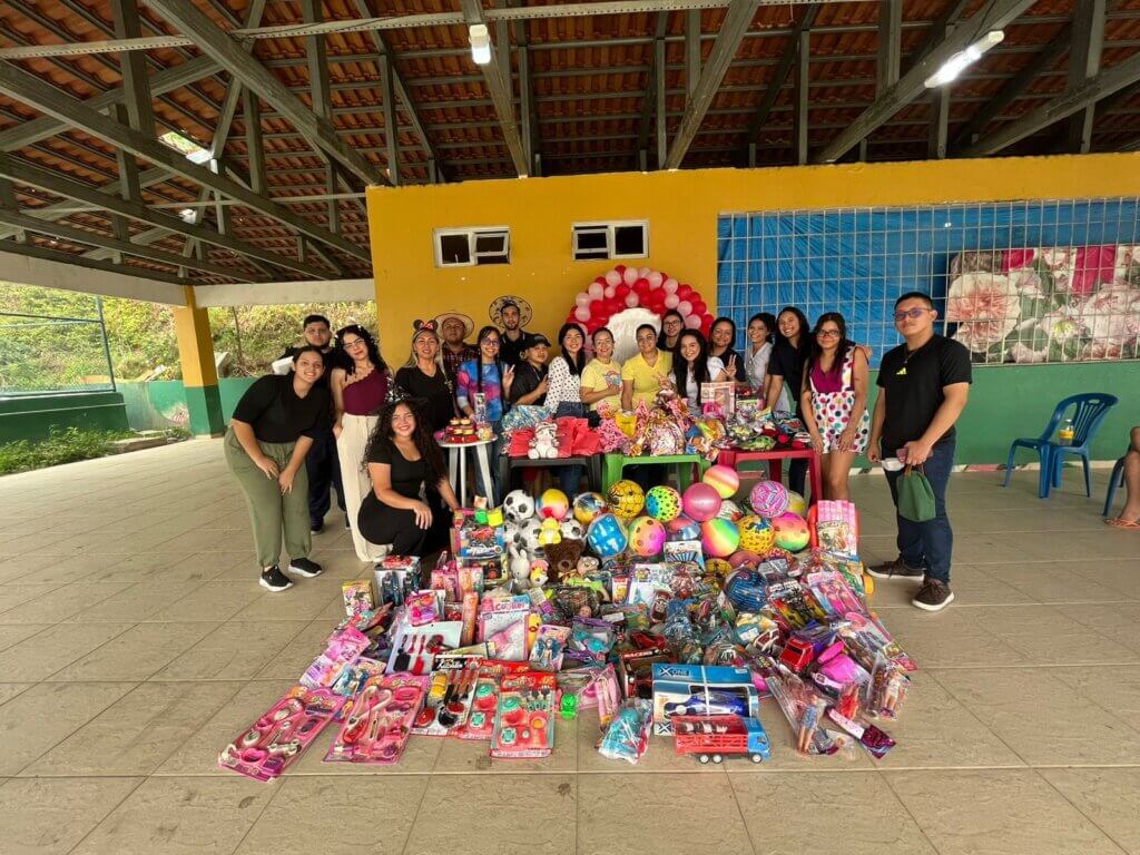Curso de radiologia realiza entrega de brinquedos