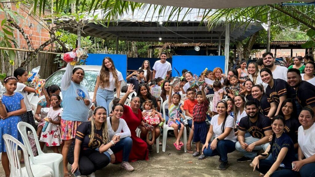 Curso de Odontologia beneficia cerca de 300 crianças em comunidades de Manaus Alunos de Odontologia em ação realizada no dia 14 de outubro | Foto: Divulgação/ Fametro