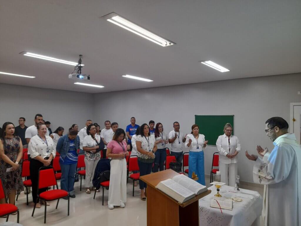 Colégio Fametro realiza missa em celebração ao ano letivo