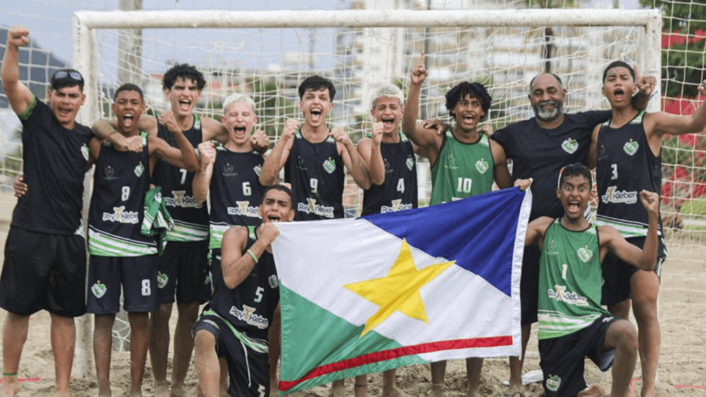 Independente/Fametro conquista título no campeonato de handebol de praia Cadete em Bertioga, São Paulo.
