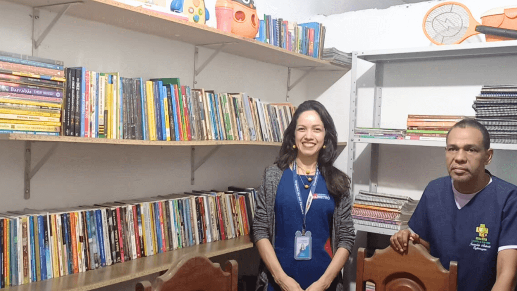 Colégio Fametro doa 495 livros para biblioteca comunitária