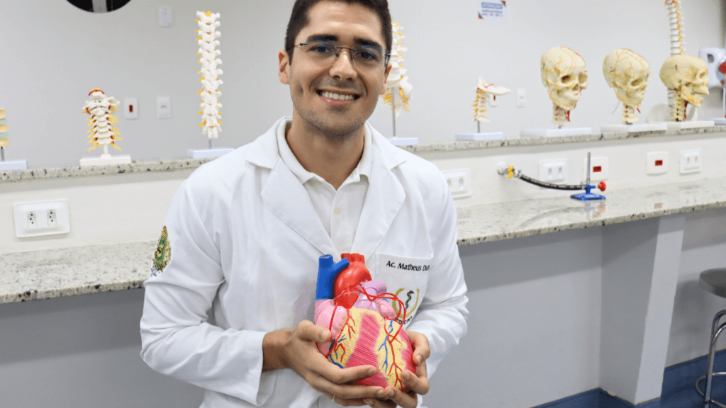 Medicina Fametro: Acadêmico de Medicina apresenta pesquisa em Toronto no Canadá