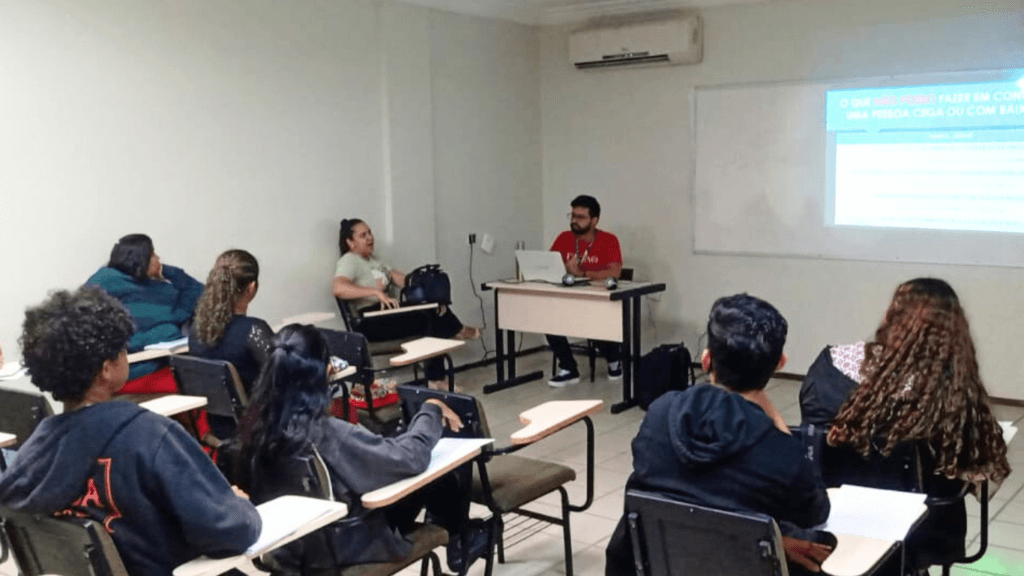 Pessoas com deficiência recebem apoio do Centro Universitário Fametro para superar desafios