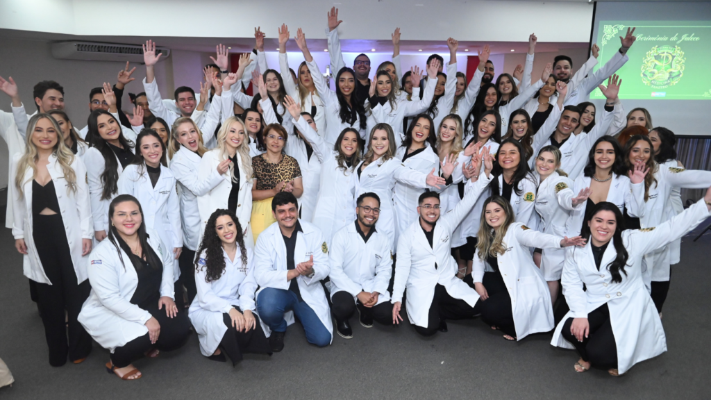 Cerimônia do Jaleco marca início do internato para estudantes de Medicina da Fametro