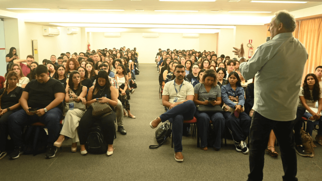 Centro Universitário Fametro recebe Dr. Juscelino Ribeiro para palestra inaugural do semestre de medicina veterinária