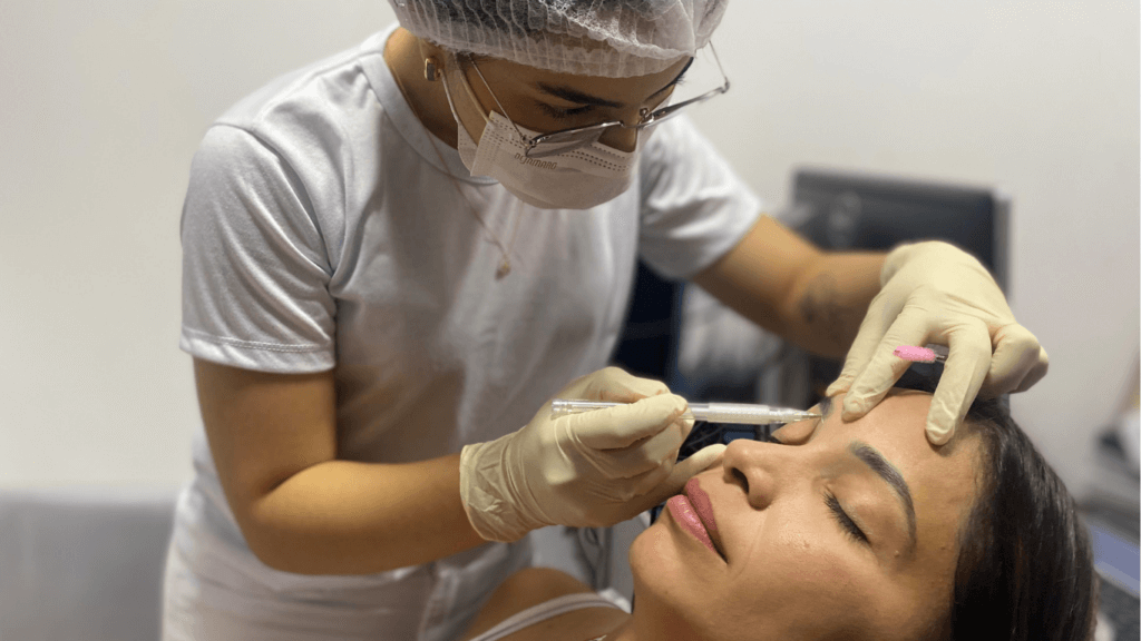 Curso de Estética e Cosmética e Fisioterapia realizam atividade externa em comemoração aos 50 anos do CREA-AM