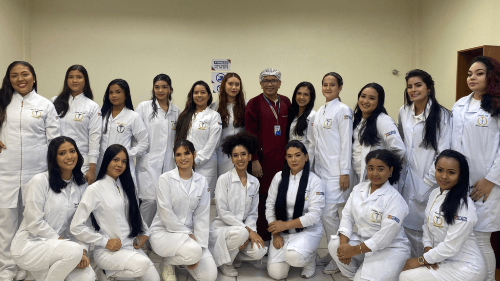 Acadêmicos de Estética e Cosmética participam de aula prática de maquiagem