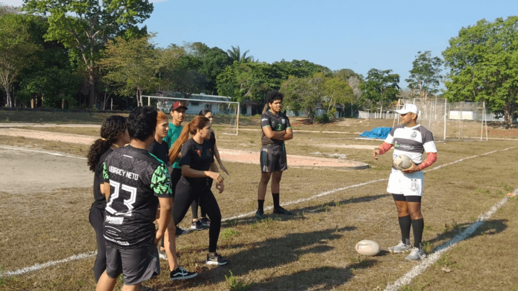 Curso de Educação Física da Fametro realiza aula prática de Rugby na UFAM