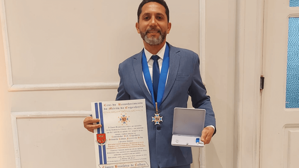 Professor Robson Ferreira, da Fametro, recebe prêmio setorial de engenharia