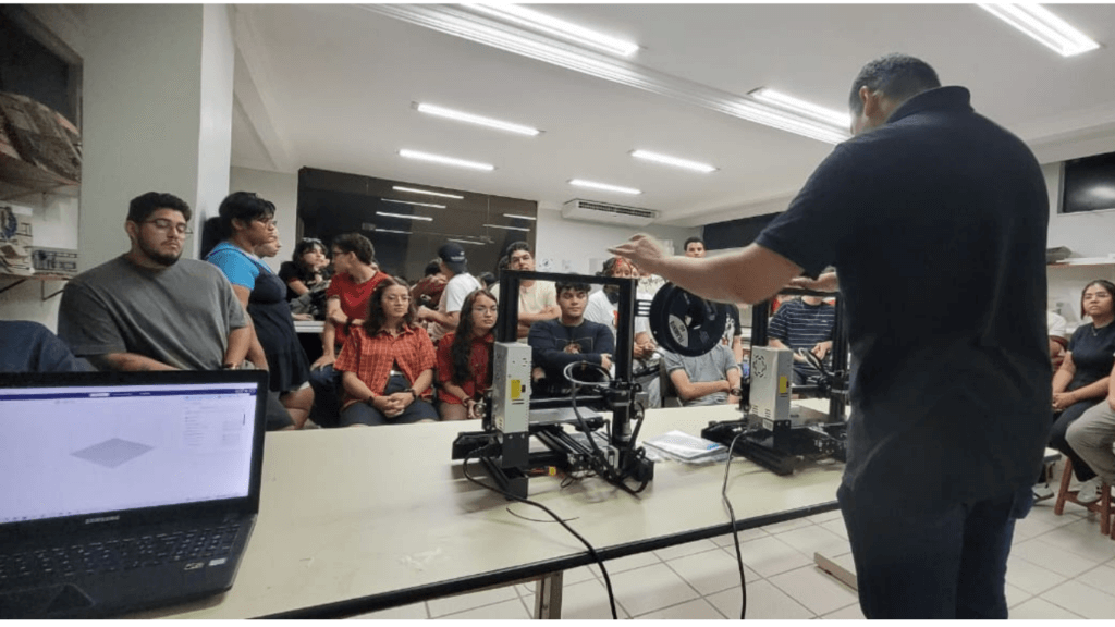 Curso de Design Gráfico promove Oficina de Impressão 3D para alunos da Fametro