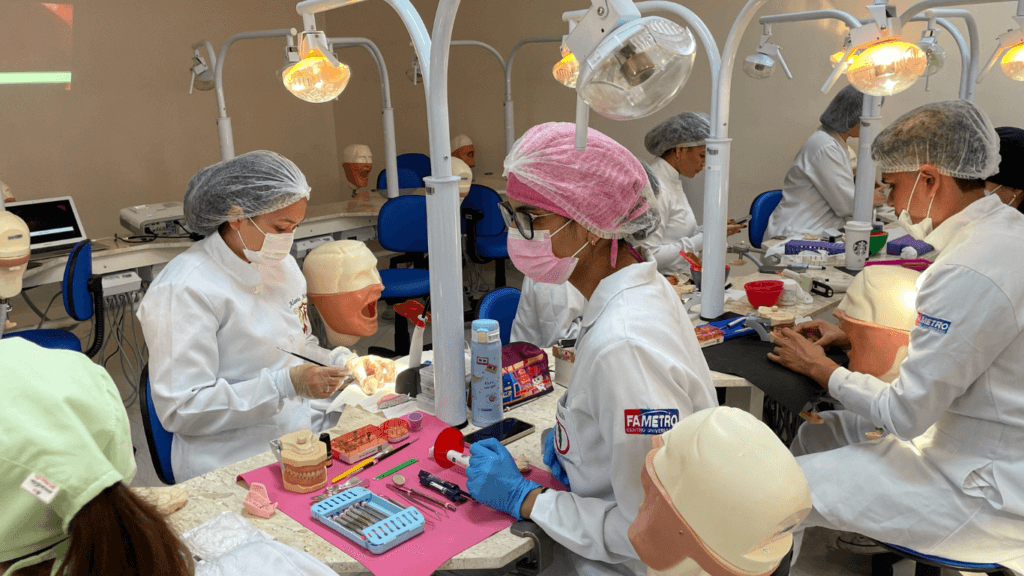 Acadêmicos de Odontologia da Fametro realizam aula prática de restauração semidireta em novo laboratório