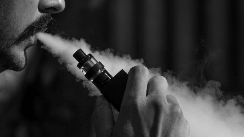 Cigarro eletrônico altera composição da saliva e aumenta risco de cáries, aponta estudo