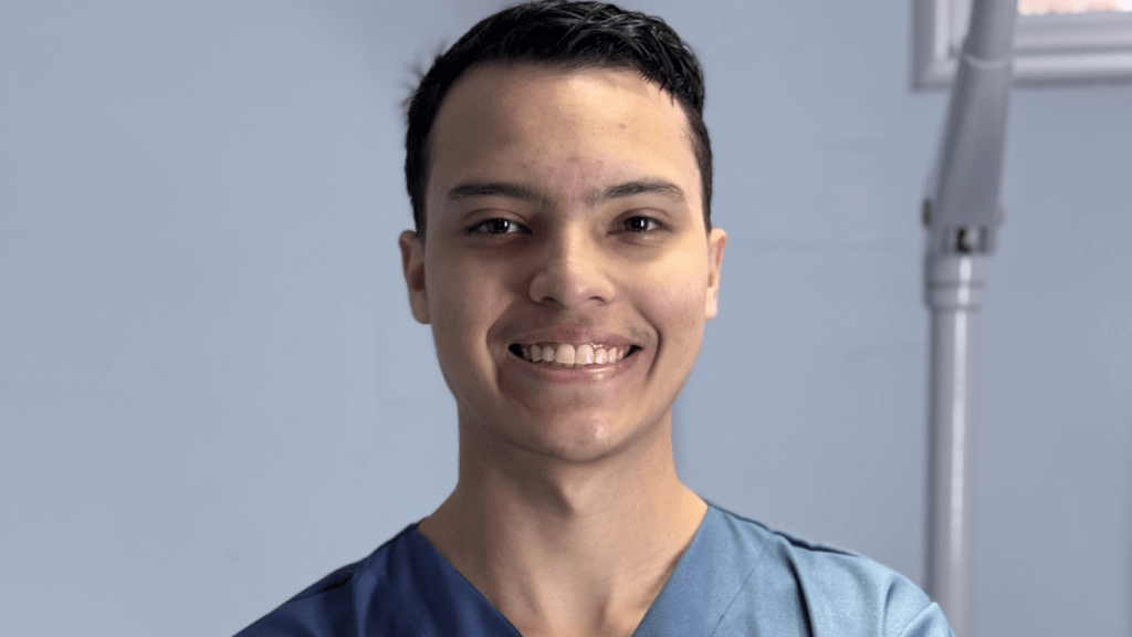 Conheça Diego Tomas: acadêmico de Enfermagem, instrumentador cirúrgico e presidente da LAICC