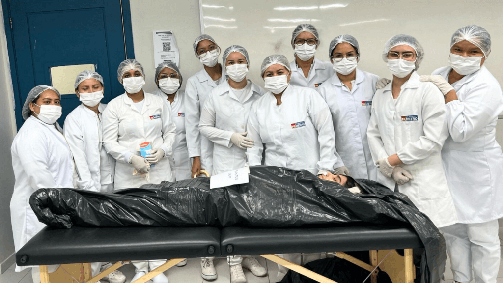 Além da vida: Alunos de Enfermagem da FametroTec realizam simulação pós-óbito