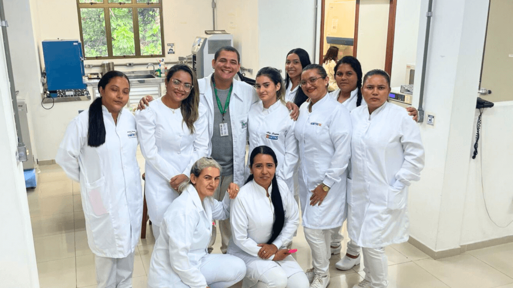 Alunas de Enfermagem da FametroTec visitam INPA para atividade sobre microbiologia