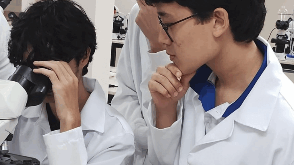 Aulas práticas de Biologia aproximam teoria e prática no Colégio Fametro