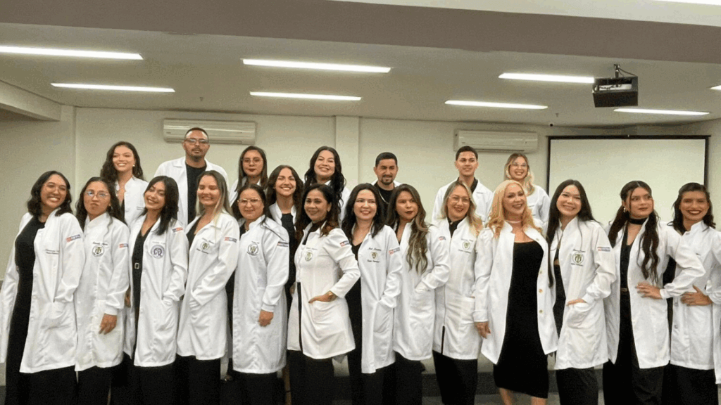 De branco e com propósito: Acadêmicos de Terapia Ocupacional vestem o compromisso com a saúde