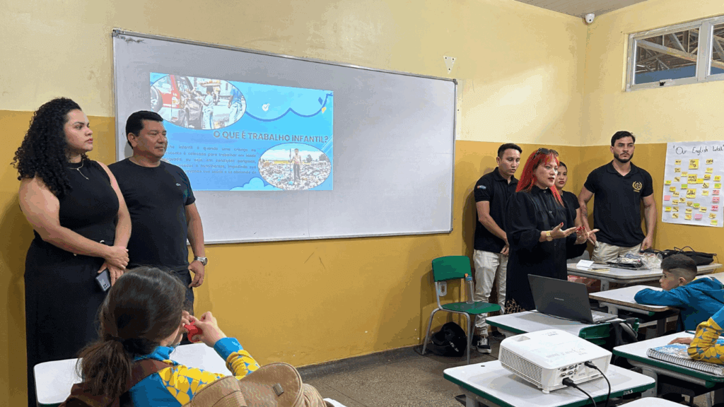 Alunos de Direito da Fametro promovem conscientização sobre trabalho infantil em Escola Municipal