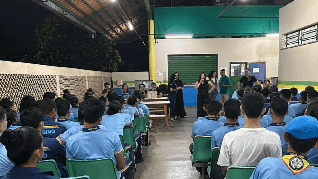 Mais de 100 alunos participam de palestra sobre Lei Antidrogas promovida por acadêmicos de Direito da Fametro em Parintins
