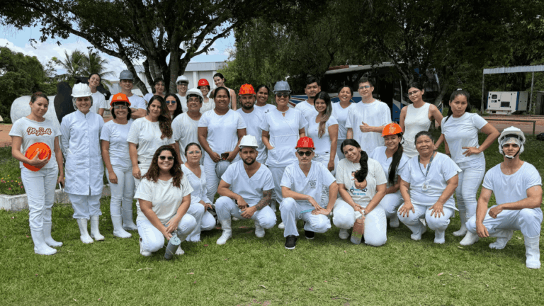 Acadêmicos de Medicina Veterinária participam de aula prática no Abatedouro Frigorífico Falcão, em Iranduba
