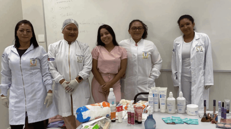 Acadêmicas de Estética e Cosmética da Fametro Tefé participam de ação da SEMASC no Outubro Rosa