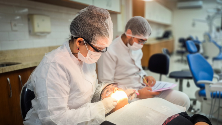 Clínica de Odontologia da Centro Universitário Fametro realiza triagem para atendimento odontológicos à população