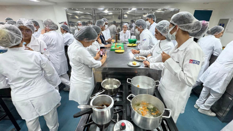 Aula prática prepara alunos de Nutrição da Fametro para cuidado infantil