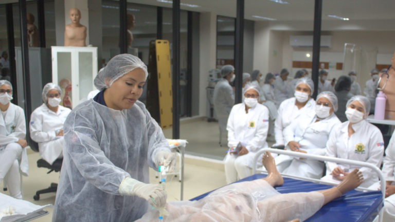 Aula prática prepara acadêmicos de Enfermagem para uso da oxigenoterapia em situações de emergência