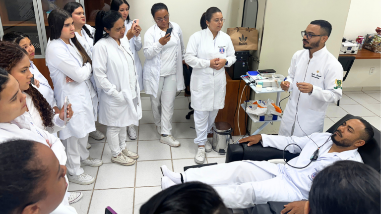 Aula prática apresenta exame auditivo neonatal a alunos de Fonoaudiologia na Fametro