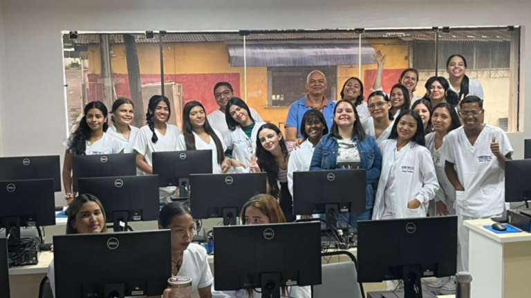 Alunos de Enfermagem da FAMETROTEC têm aula sobre informática e segurança digital aplicada à saúde