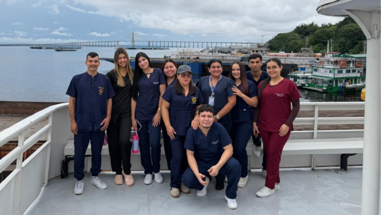 Acadêmicos de Radiologia da Fametro conhecem atendimento do Barco Hospital São João XXIII no Amazonas
