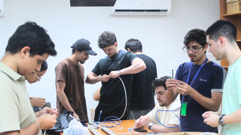 Aula prática de redes aproxima estudantes de Engenharia da Computação das demandas do mercado tecnológico