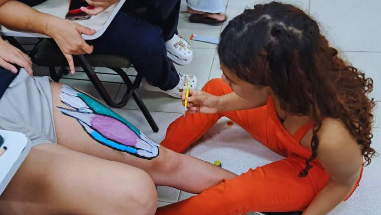 Oficina de Bodypaint transforma aula de Anatomia em experiência prática para alunos de Fisioterapia da Fametro