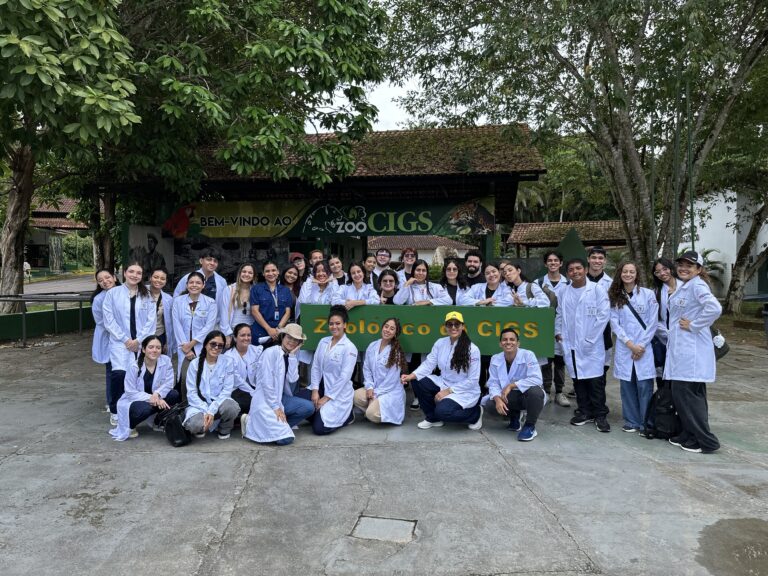 Alunos de Medicina Veterinária da Fametro participam de aula prática no Zoológico do CIGS em Manaus